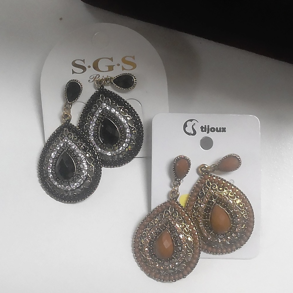 2 Pairs of earrings